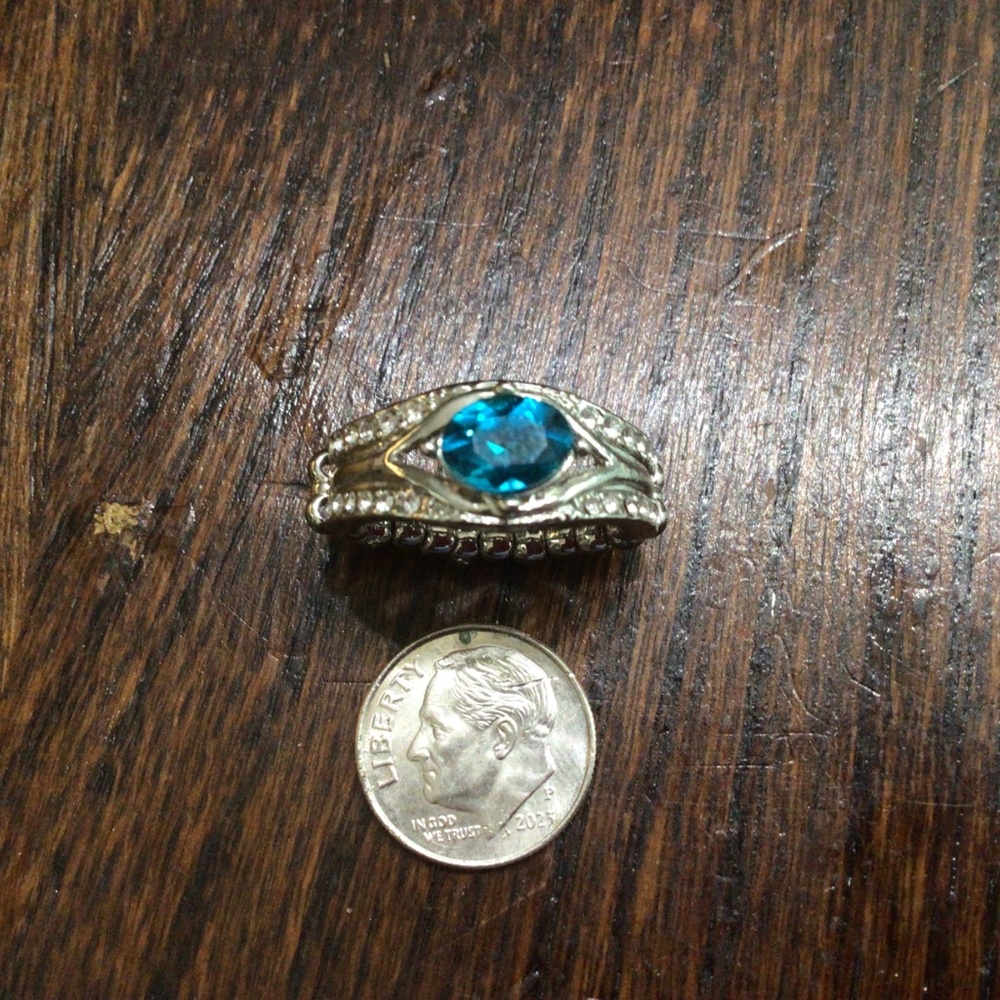 Stretchy ring with aqua colored stone, surrounded by clear rhinestones - Picture 2 of 3